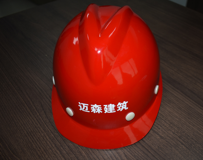 講述施工現(xiàn)場佩戴建筑安全帽注意事項(xiàng)。
